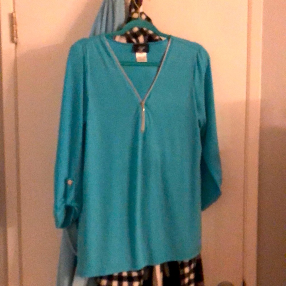 Fun summer 3/4 sleeve aqua shirt. Low wear, looks like new. Generous size L.